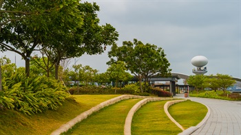 Stone steps form grass platforms that provide causal seating areas for people to sit, picnic and enjoy the views of the Harbour.